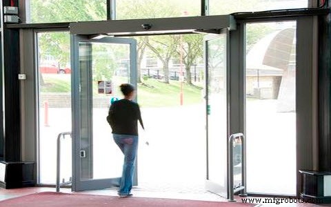 Sistema Automático de Apertura de Puertas con Sensor PIR: Circuito, Funcionamiento y Aplicaciones