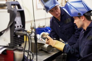 Cómo la brecha de habilidades manufacturera amenaza tu negocio: 4 impactos clave