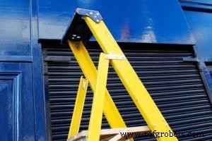 Cómo las escaleras impulsan la seguridad, eficiencia y fiabilidad en el lugar de trabajo