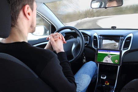 Cómo los Smartphones Moldean el Futuro de los Coches Conectados