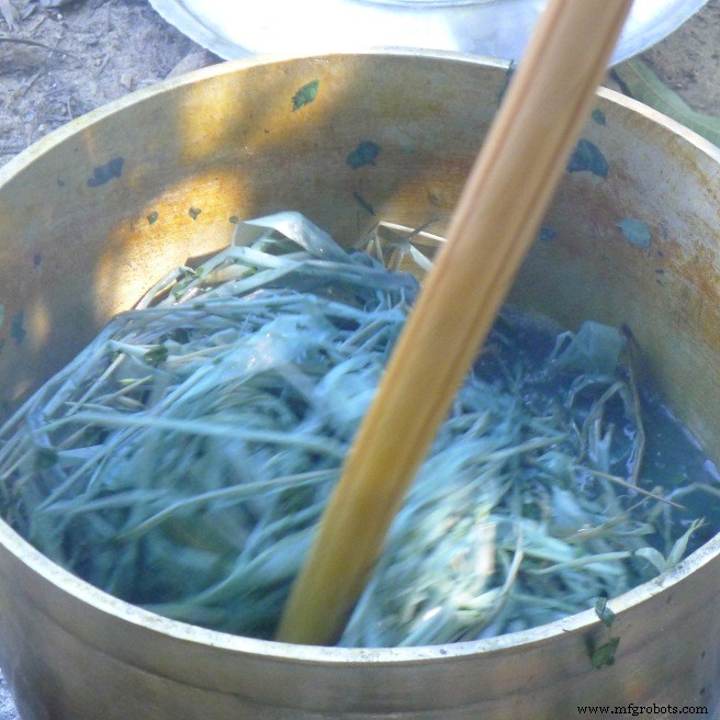 Dominando el teñido con hoja fresca de índigo: Un enfoque sostenible