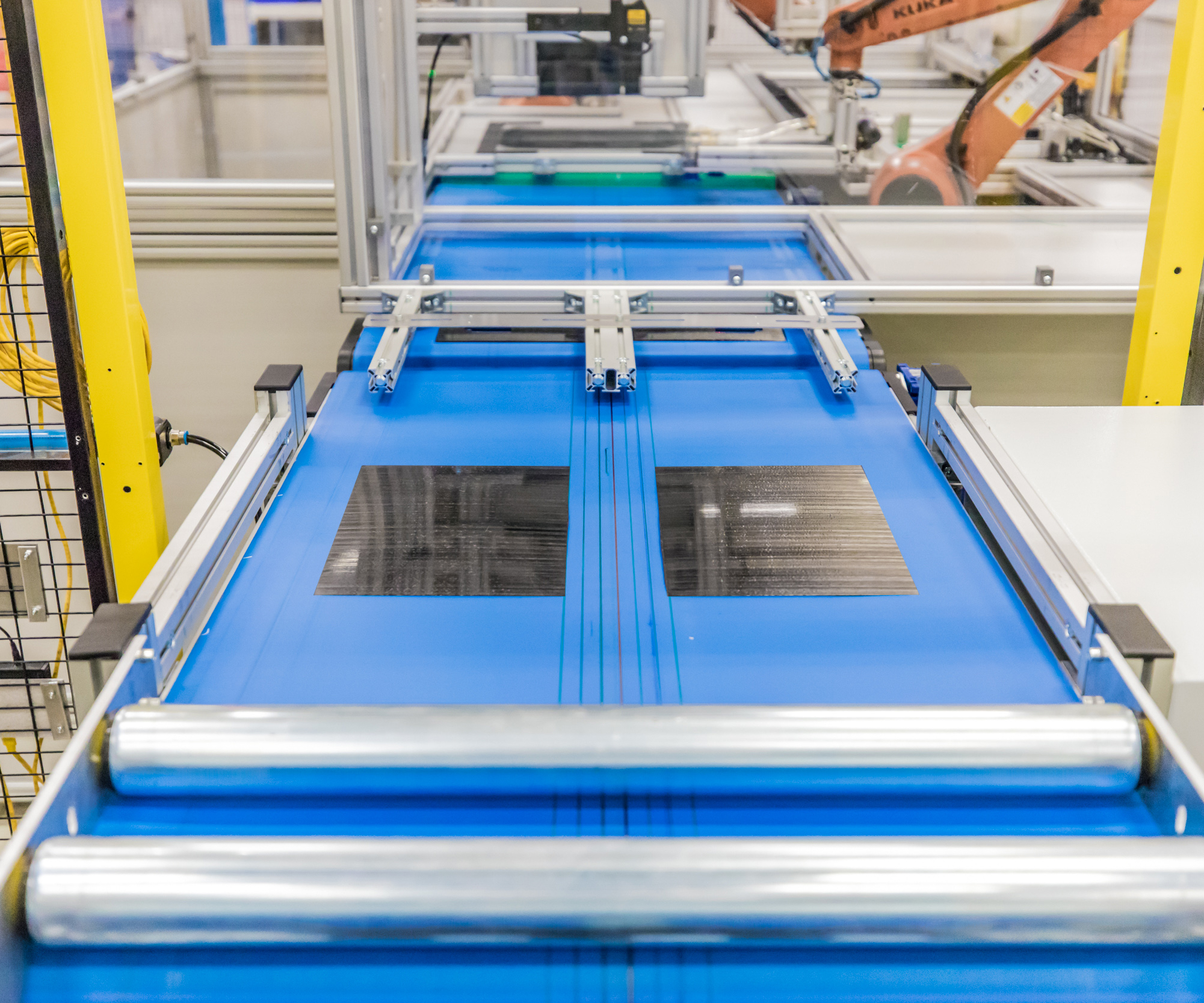 Fabricación rápida y precisa de compuestos termoplásticos con colocación basada en transportador