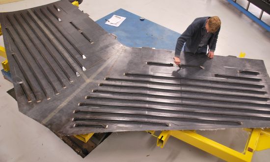 Elegir el composite termoplástico adecuado: PEEK, PEKK, PAEK y moldeo por compresión continua