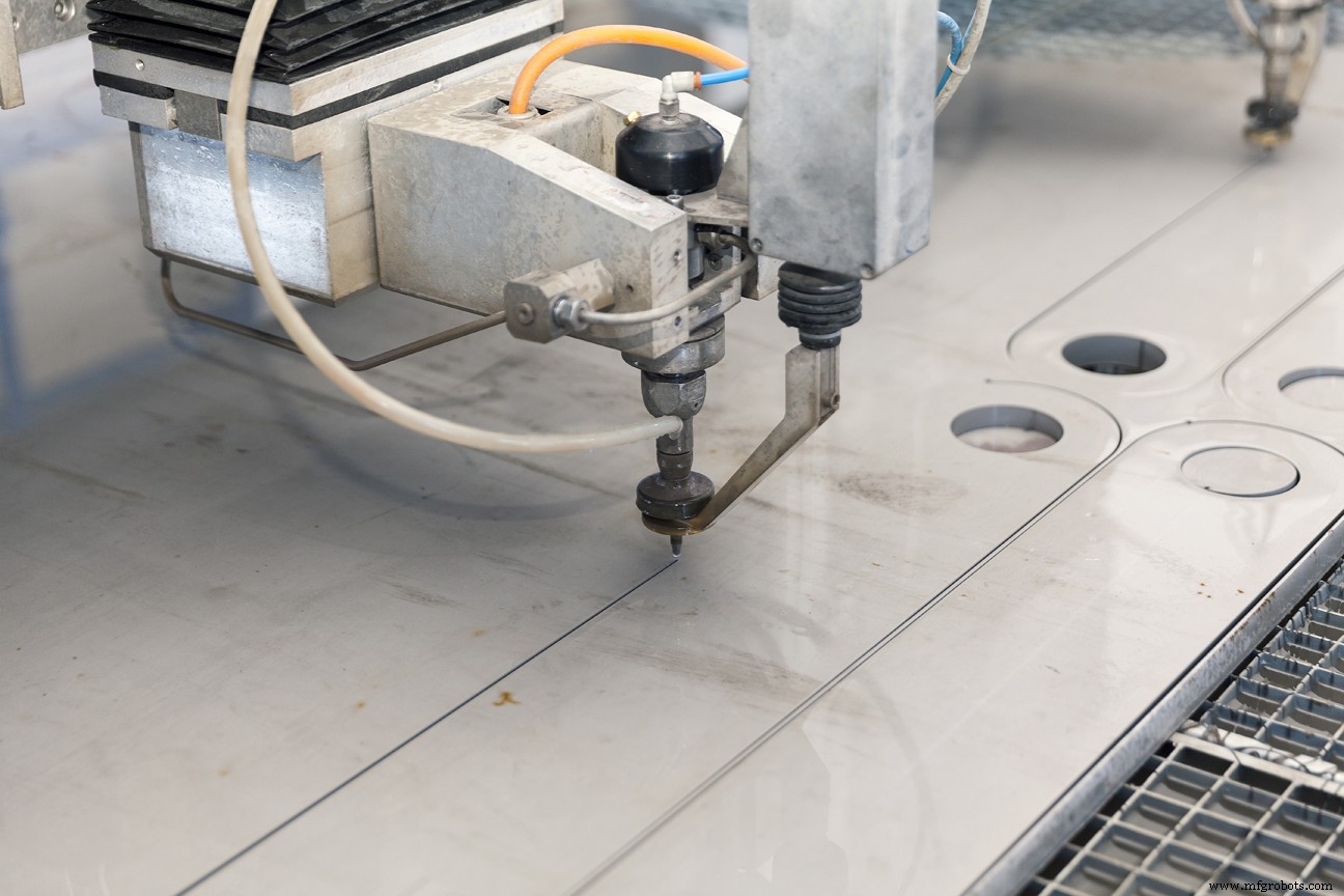 Corte por waterjet vs. corte láser: seleccionando la técnica ideal de corte metálico