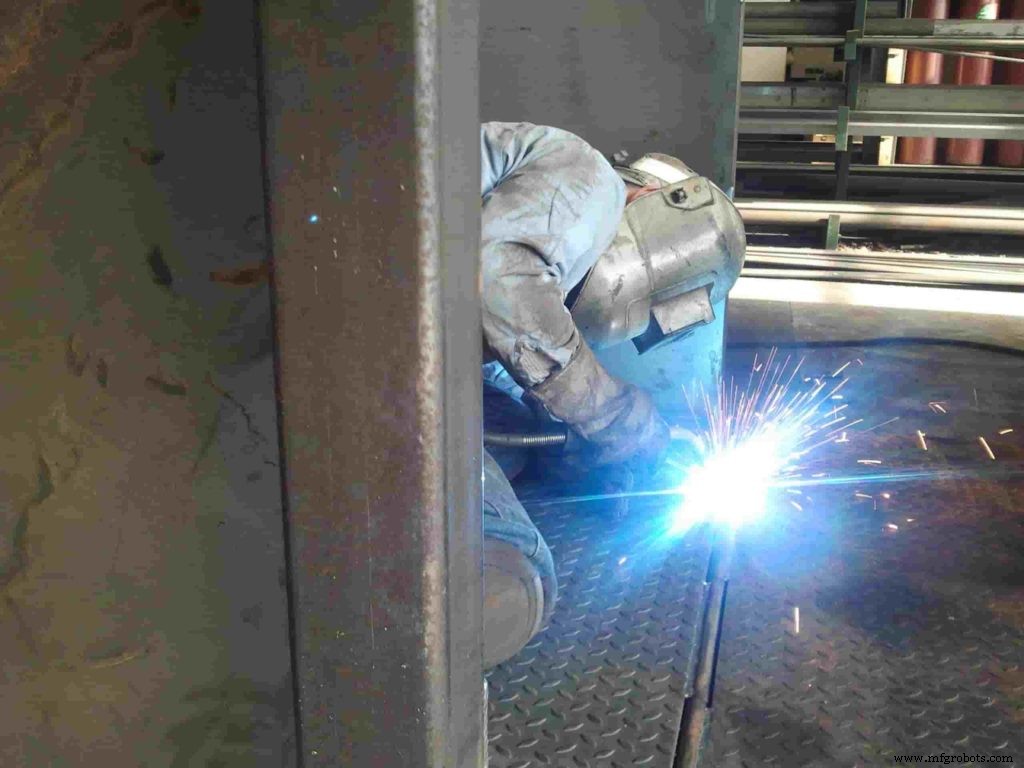Titanio vs. Acero: Cómo Elegir el Metal Ideal para su Proyecto