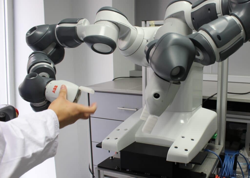 Cómo la Robótica Colaborativa Revoluciona la Industria: Beneficios, Tendencias y Aplicaciones Clave