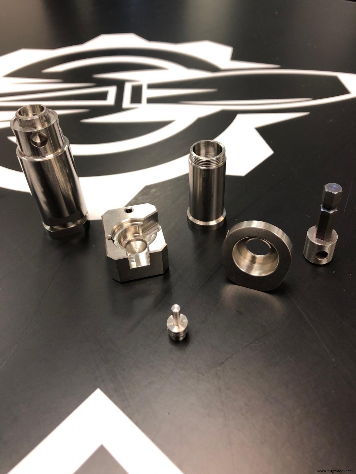 Manufactura de Precisión: El Camino de Rocket Machining & Design hacia la Excelencia en Piezas Médicas