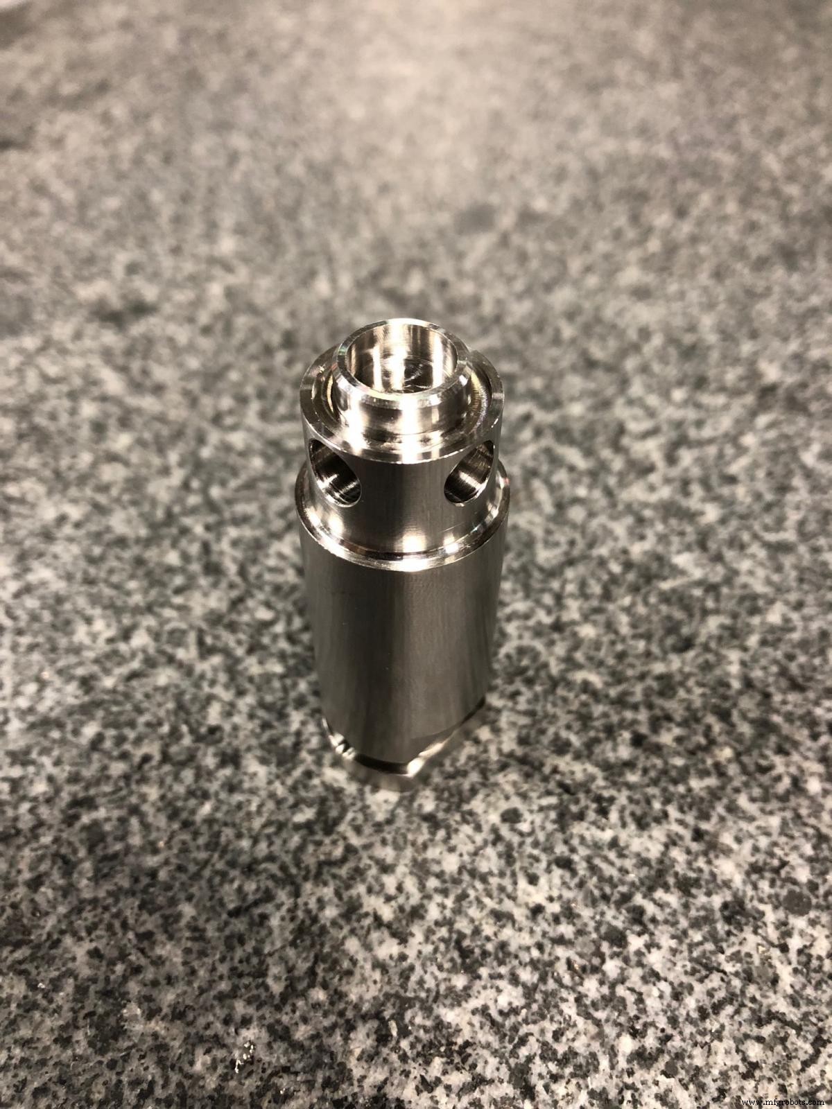 Manufactura de Precisión: El Camino de Rocket Machining & Design hacia la Excelencia en Piezas Médicas