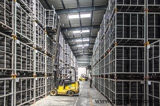 Cómo elegir las mejores etiquetas de suelo para almacén: Materiales, beneficios y consejos de expertos