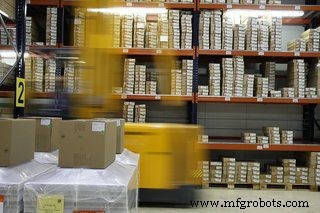 Cómo elegir las mejores etiquetas de suelo para almacén: Materiales, beneficios y consejos de expertos