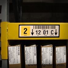 Guía completa para elegir etiquetas de estanterías de almacén: Maximice la productividad