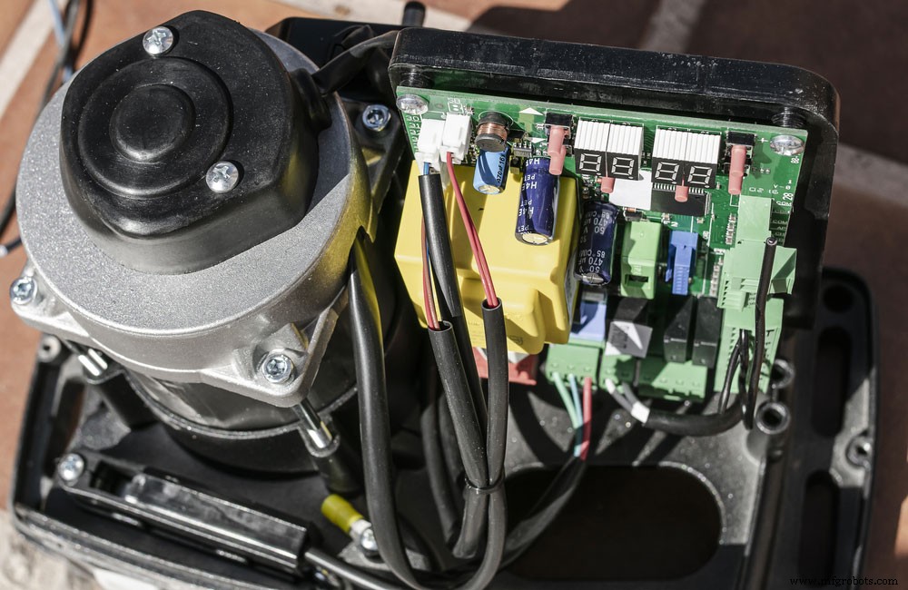 Tiristor vs Transistor: Diferencias Clave Explicadas para Electrónica de Potencia
