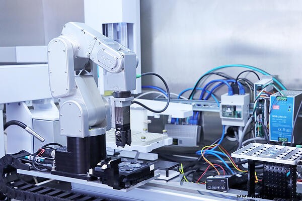 Revolucionando la investigación de celdas solares: Laboratorio inteligente automatizado en la U de Montreal