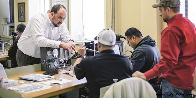 Cerrando la Brecha de Habilidades en Manufactura: Construye una Fuerza Laboral Capacitada