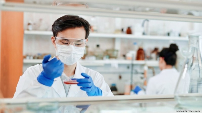 7 beneficios clave de implementar robótica en la industria química