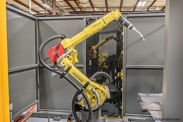 Impulsa la Productividad con Lincoln Electric eCell LR: Celda de Soldadura Robótica Lista para Usar