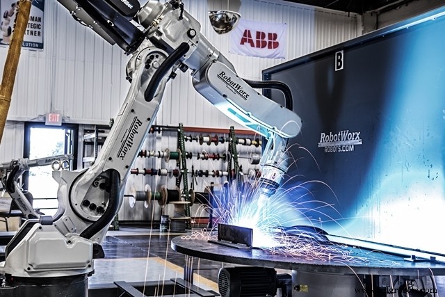 Por Qué la Soldadura Robótica Supera a la Manual: Ventajas Clave para la Industria