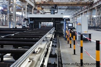 Maximice la eficiencia de producción con transportadores aéreos y de suelo